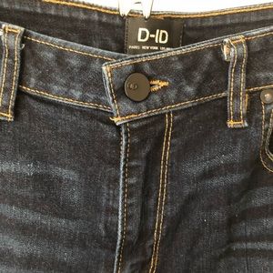 D-ID Skinny Jeans in Dark Wash. EUC